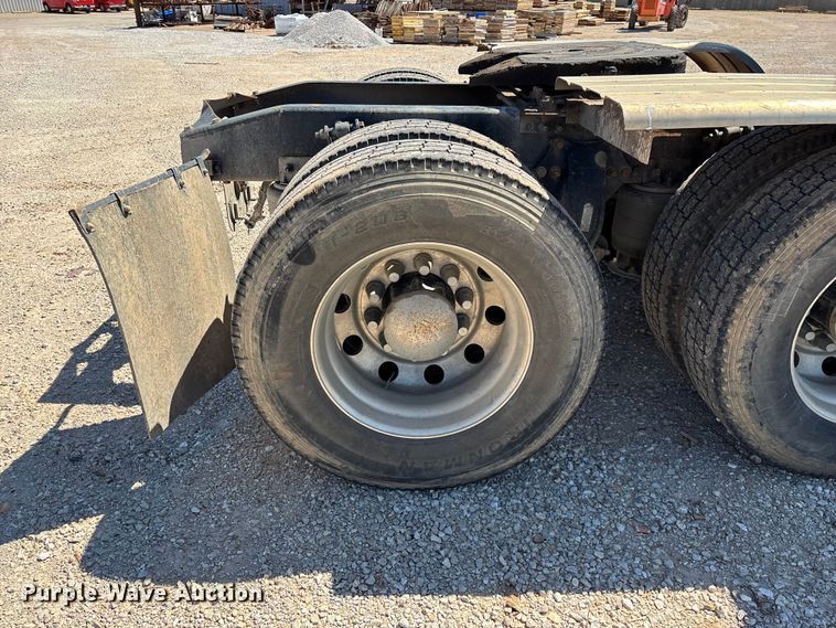 image for item FG0228 2006 Freightliner Columbia semi truck