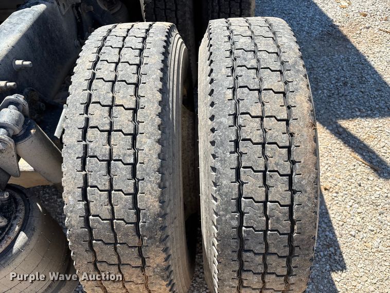 image for item FG0228 2006 Freightliner Columbia semi truck