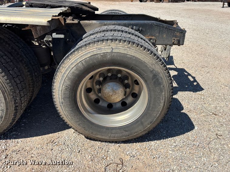 image for item FG0228 2006 Freightliner Columbia semi truck