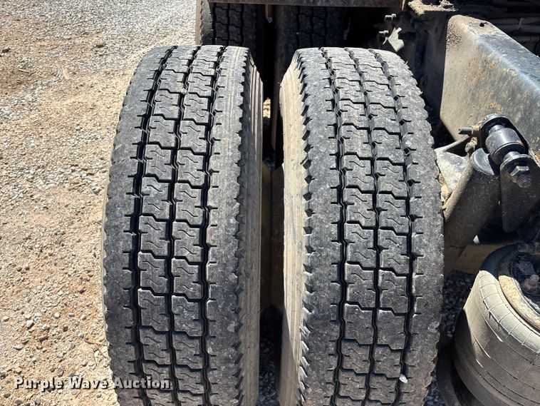 image for item FG0228 2006 Freightliner Columbia semi truck