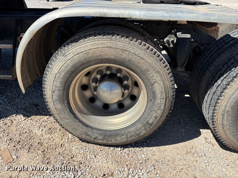 image for item FG0228 2006 Freightliner Columbia semi truck