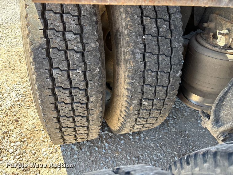 image for item FG0228 2006 Freightliner Columbia semi truck