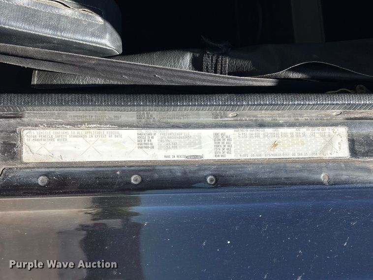 image for item FG0228 2006 Freightliner Columbia semi truck