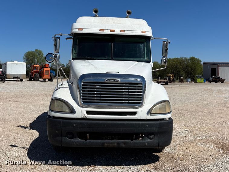 image for item FG0229 2003 Freightliner Columbia semi truck