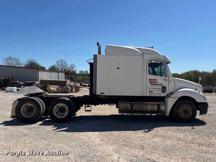 image for item FG0229 2003 Freightliner Columbia semi truck