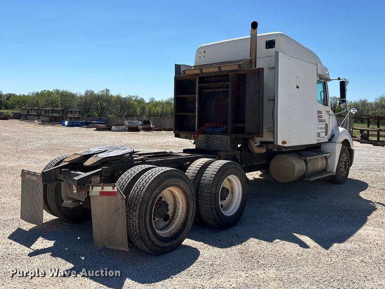 image for item FG0229 2003 Freightliner Columbia semi truck