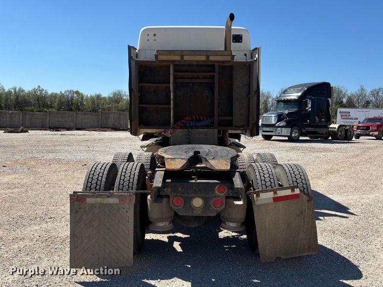 image for item FG0229 2003 Freightliner Columbia semi truck