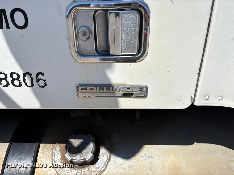 image for item FG0229 2003 Freightliner Columbia semi truck