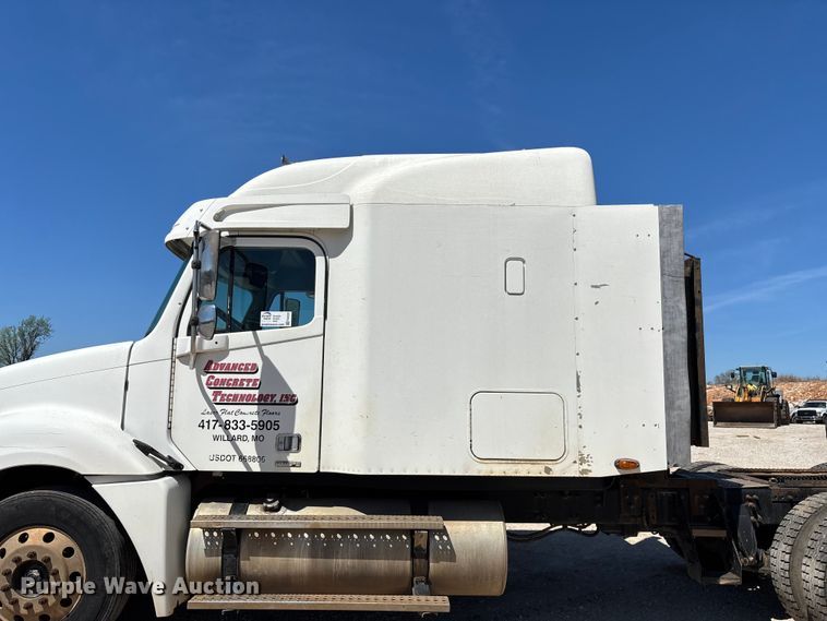 image for item FG0229 2003 Freightliner Columbia semi truck