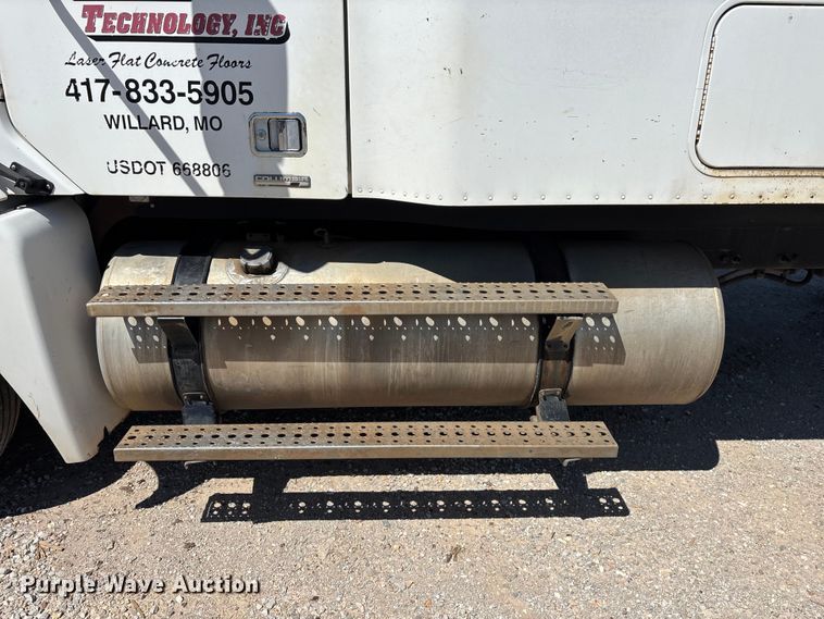 image for item FG0229 2003 Freightliner Columbia semi truck