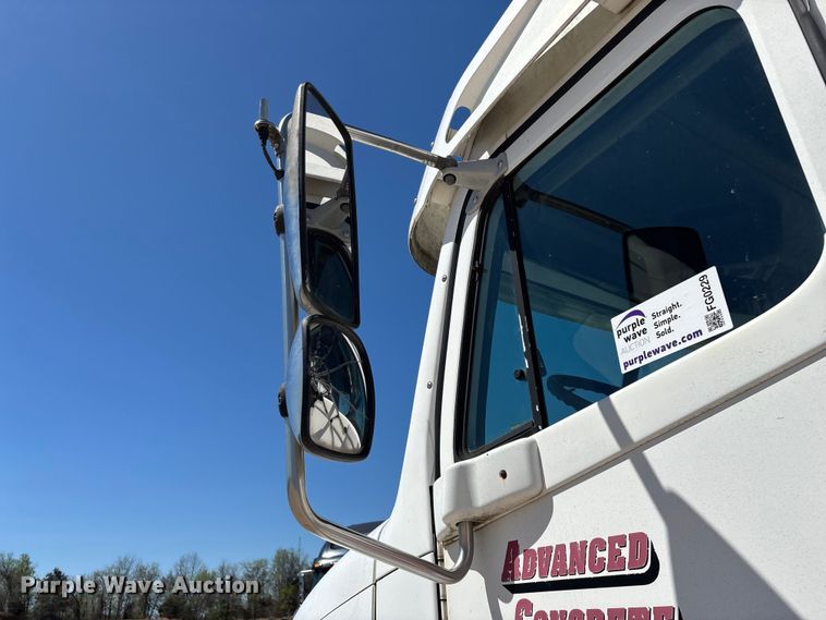 image for item FG0229 2003 Freightliner Columbia semi truck