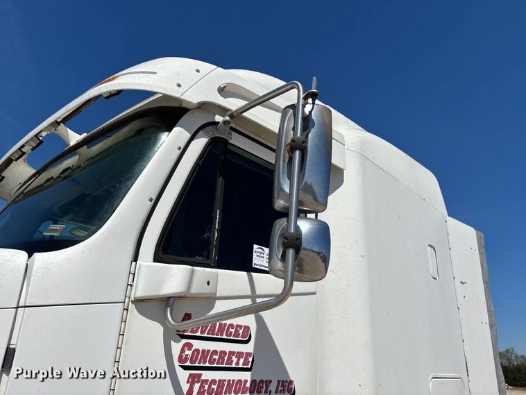 image for item FG0229 2003 Freightliner Columbia semi truck