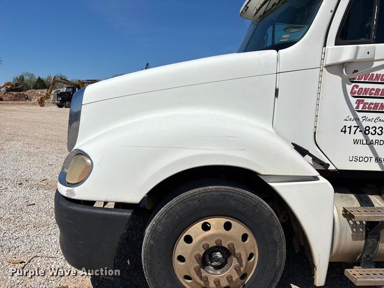 image for item FG0229 2003 Freightliner Columbia semi truck