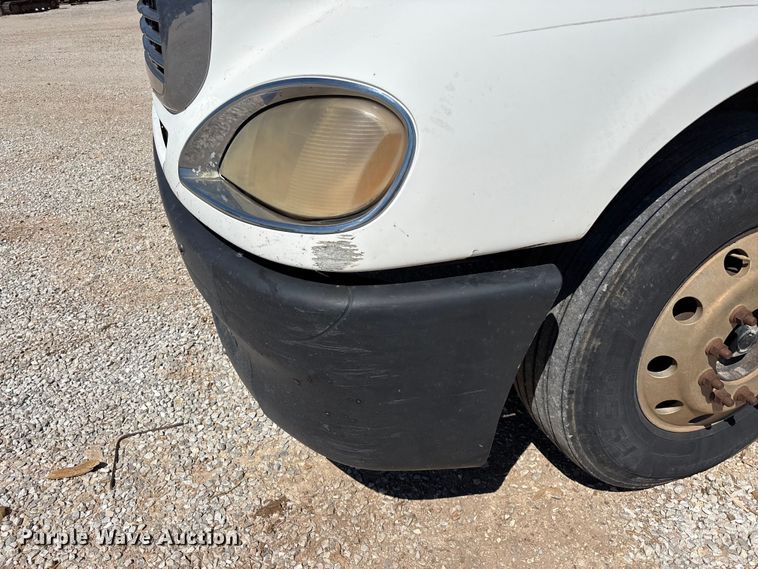 image for item FG0229 2003 Freightliner Columbia semi truck