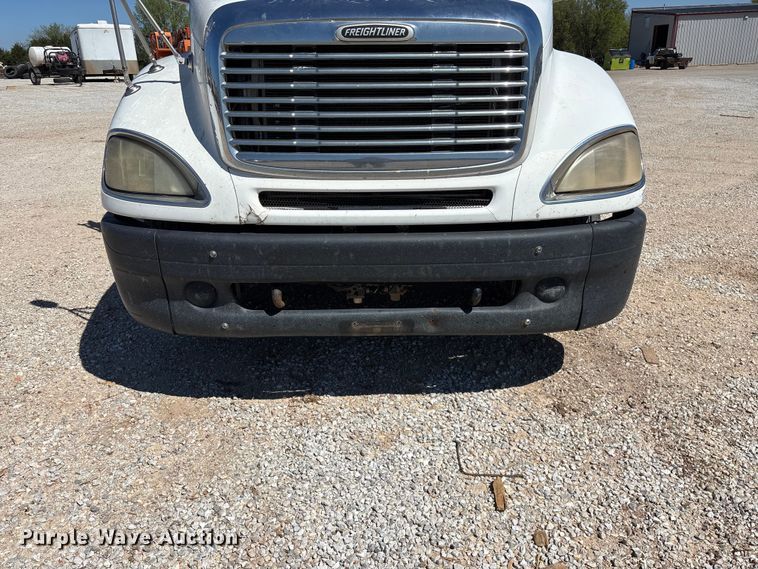 image for item FG0229 2003 Freightliner Columbia semi truck