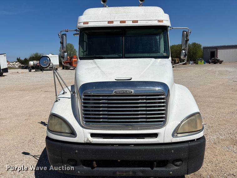 image for item FG0229 2003 Freightliner Columbia semi truck