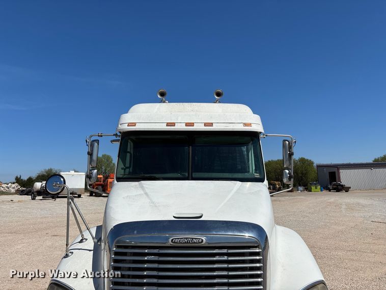 image for item FG0229 2003 Freightliner Columbia semi truck