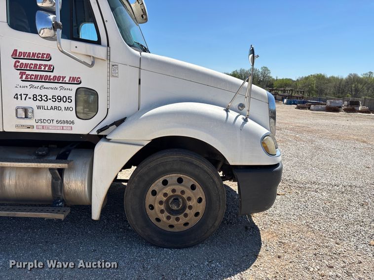 image for item FG0229 2003 Freightliner Columbia semi truck