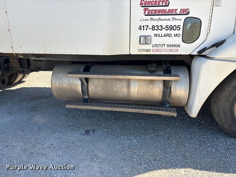 image for item FG0229 2003 Freightliner Columbia semi truck