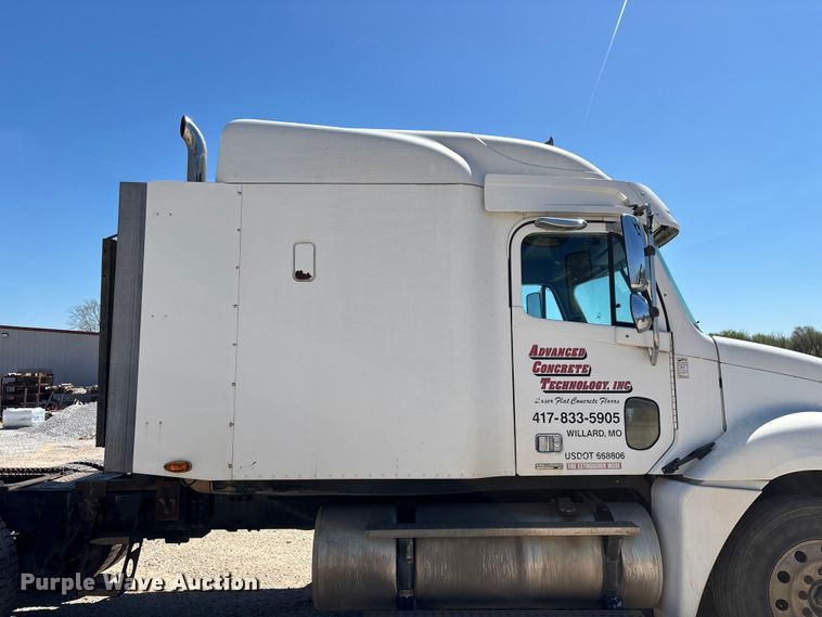 image for item FG0229 2003 Freightliner Columbia semi truck