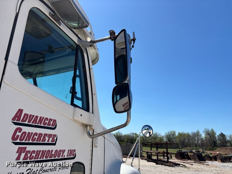 image for item FG0229 2003 Freightliner Columbia semi truck