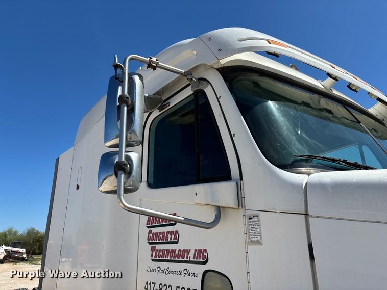 image for item FG0229 2003 Freightliner Columbia semi truck