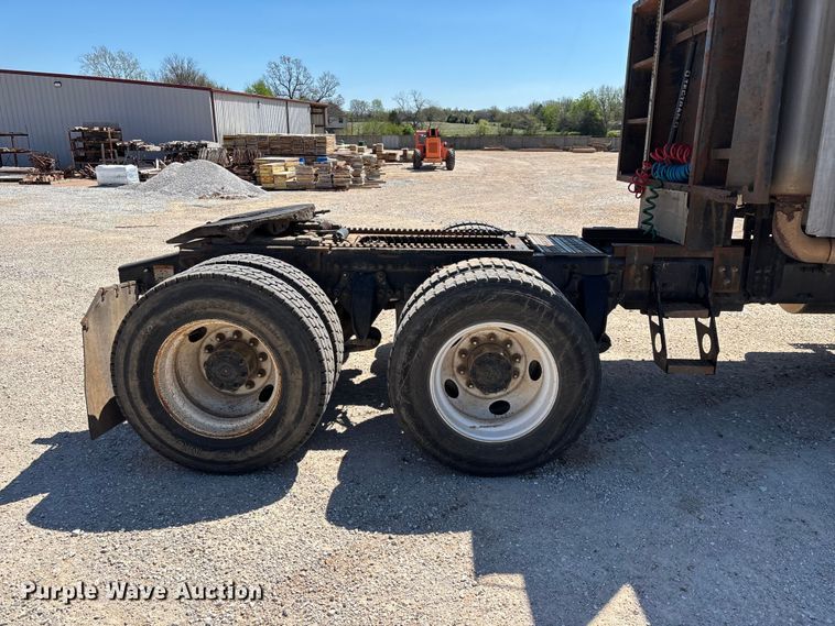 image for item FG0229 2003 Freightliner Columbia semi truck