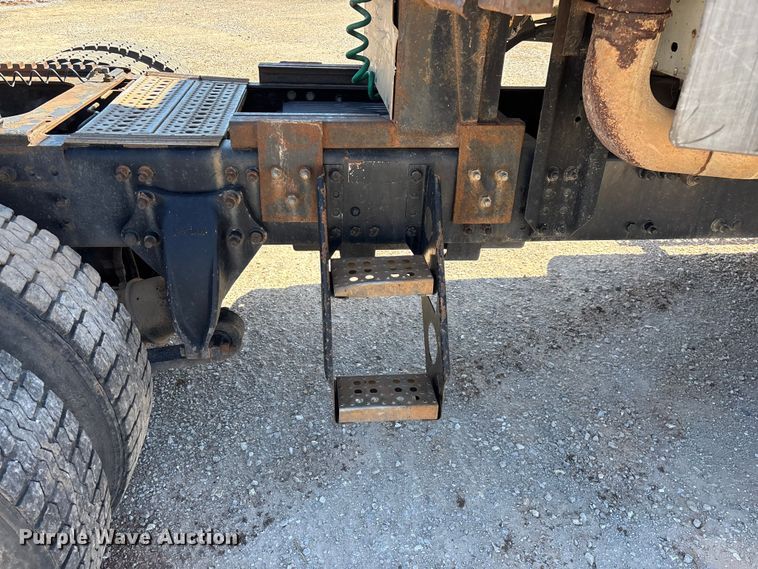 image for item FG0229 2003 Freightliner Columbia semi truck