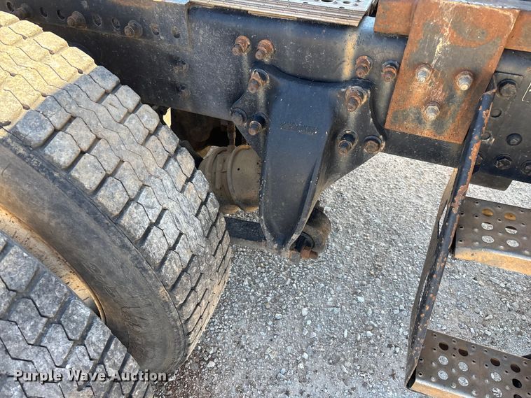 image for item FG0229 2003 Freightliner Columbia semi truck