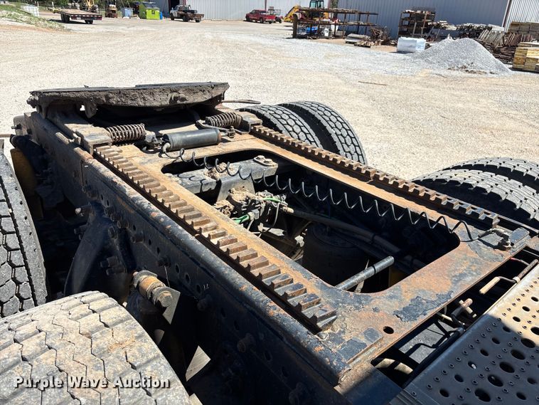 image for item FG0229 2003 Freightliner Columbia semi truck