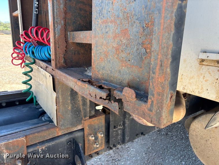 image for item FG0229 2003 Freightliner Columbia semi truck