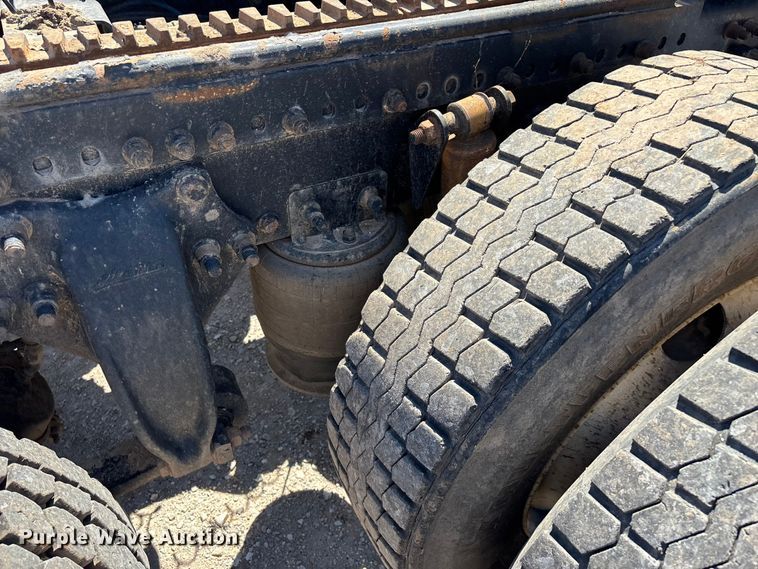 image for item FG0229 2003 Freightliner Columbia semi truck