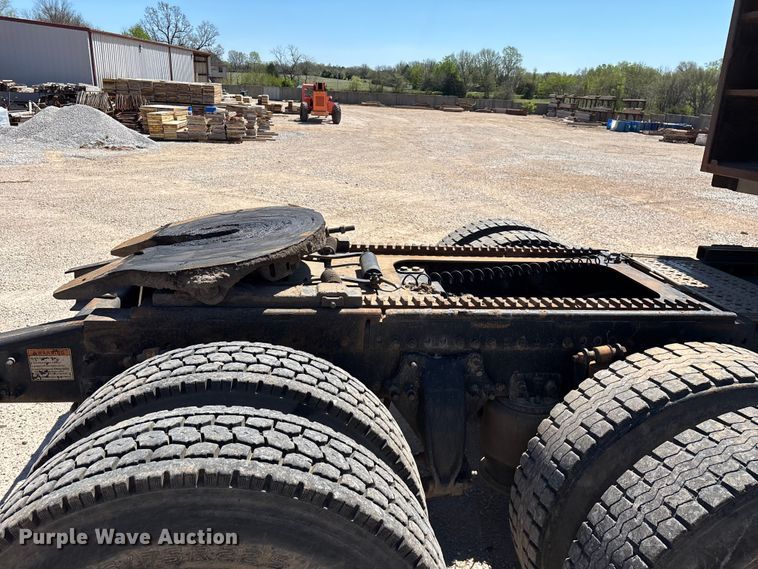 image for item FG0229 2003 Freightliner Columbia semi truck