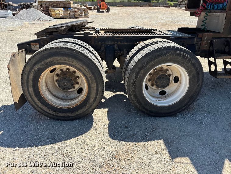 image for item FG0229 2003 Freightliner Columbia semi truck