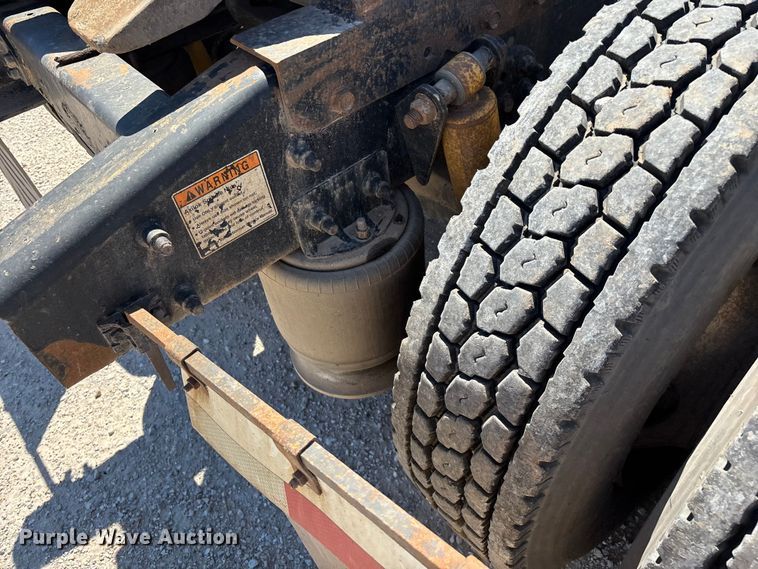 image for item FG0229 2003 Freightliner Columbia semi truck