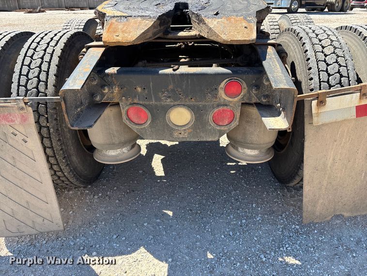 image for item FG0229 2003 Freightliner Columbia semi truck