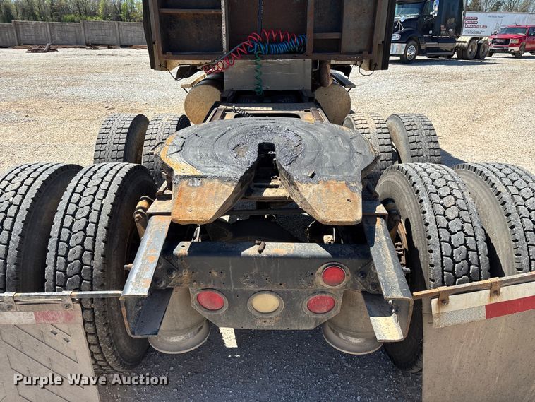 image for item FG0229 2003 Freightliner Columbia semi truck