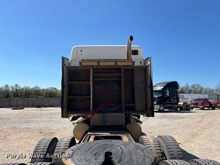 image for item FG0229 2003 Freightliner Columbia semi truck