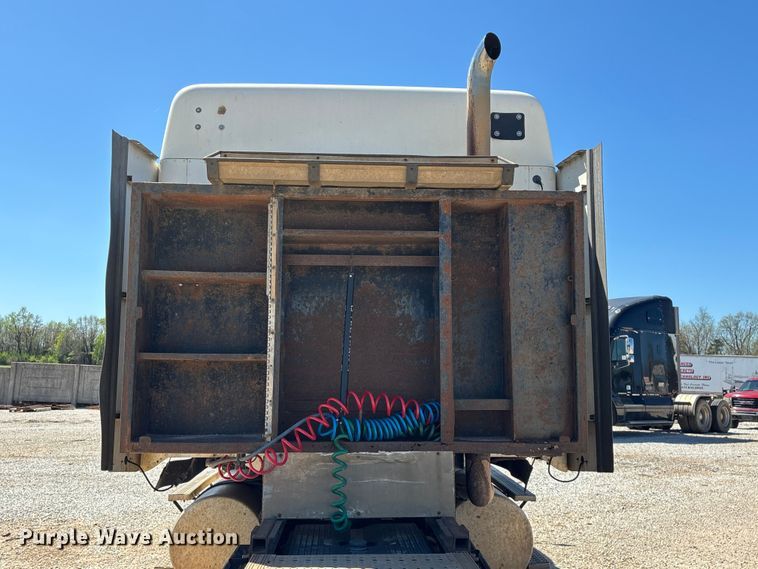 image for item FG0229 2003 Freightliner Columbia semi truck