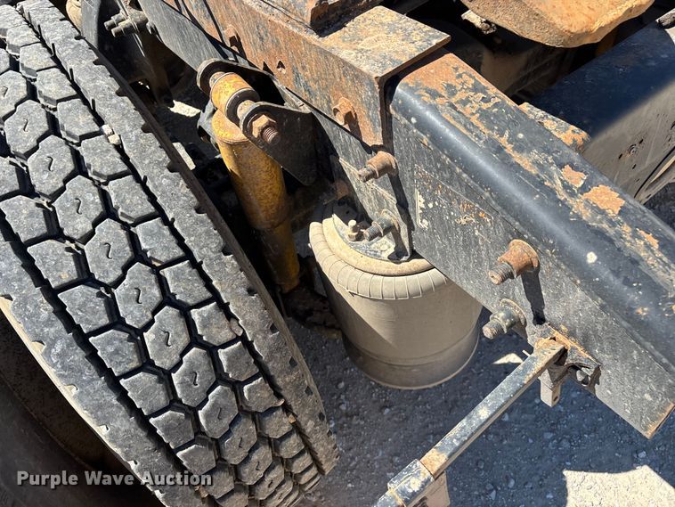 image for item FG0229 2003 Freightliner Columbia semi truck