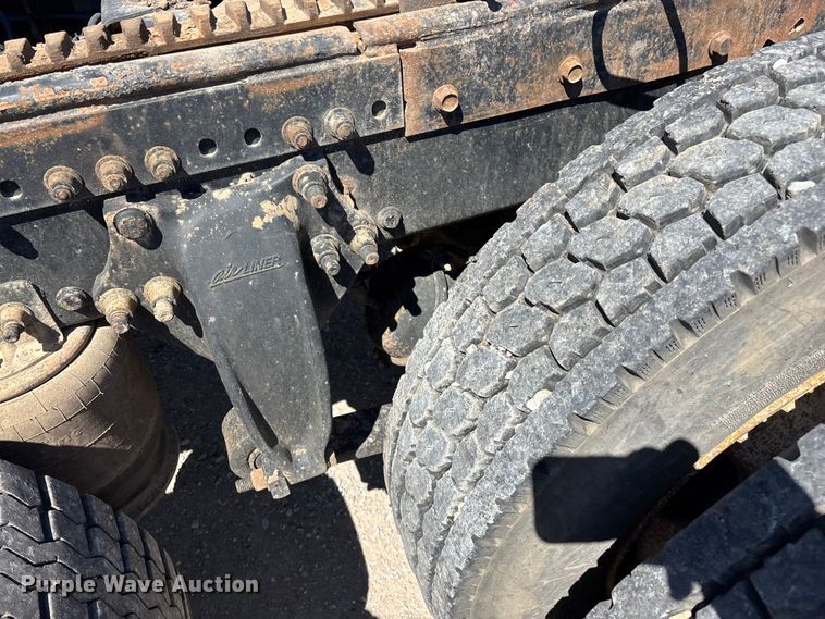 image for item FG0229 2003 Freightliner Columbia semi truck