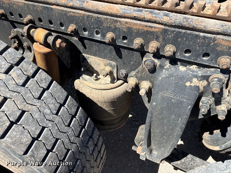 image for item FG0229 2003 Freightliner Columbia semi truck