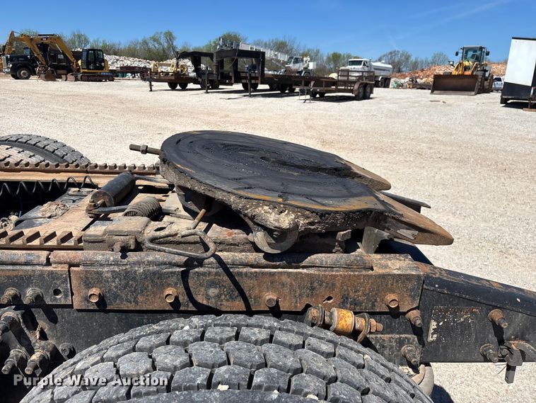 image for item FG0229 2003 Freightliner Columbia semi truck