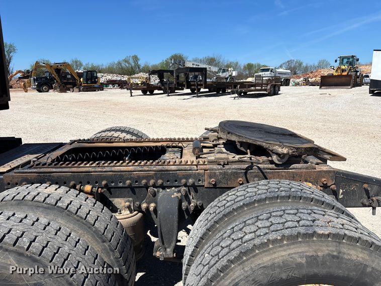 image for item FG0229 2003 Freightliner Columbia semi truck