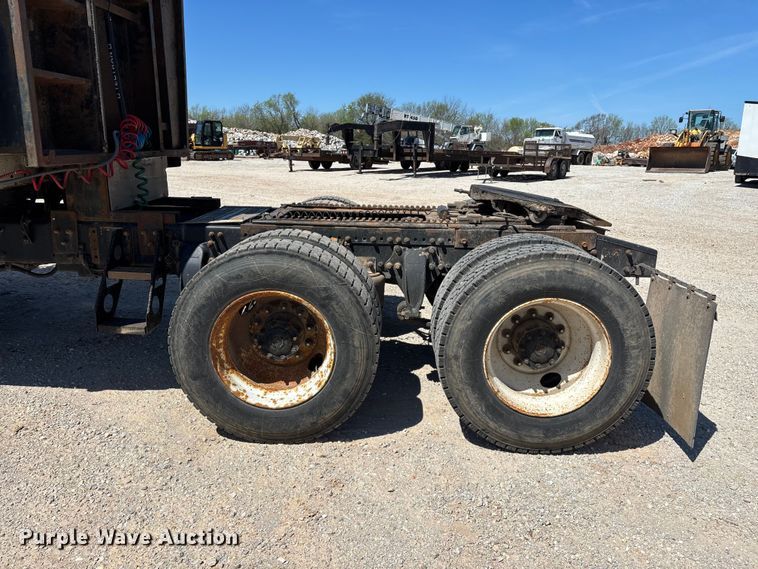 image for item FG0229 2003 Freightliner Columbia semi truck