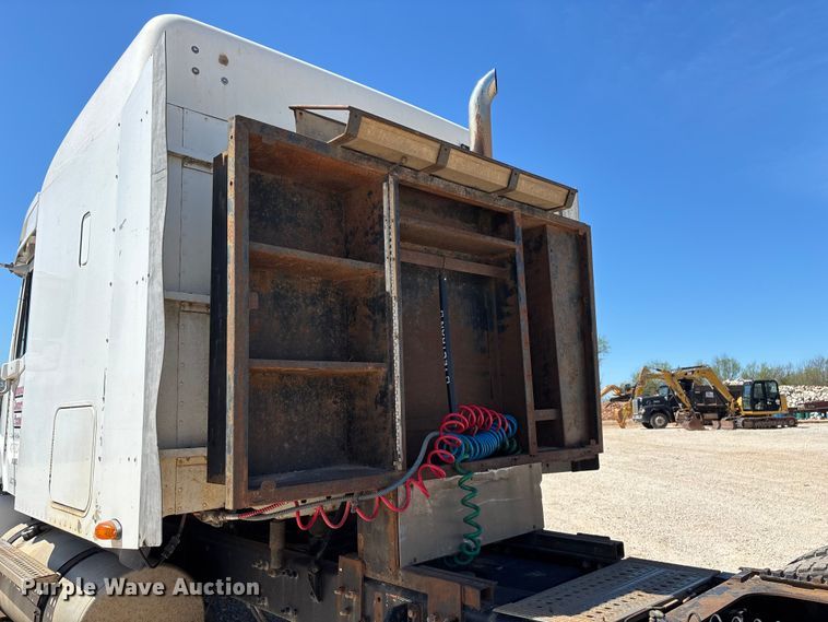 image for item FG0229 2003 Freightliner Columbia semi truck