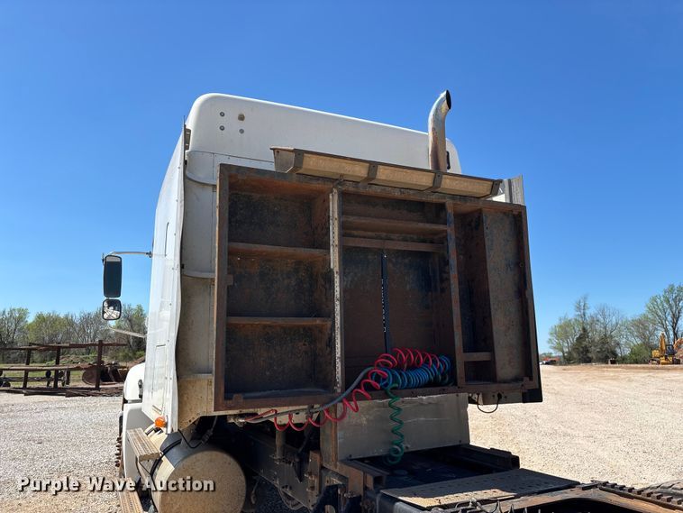 image for item FG0229 2003 Freightliner Columbia semi truck