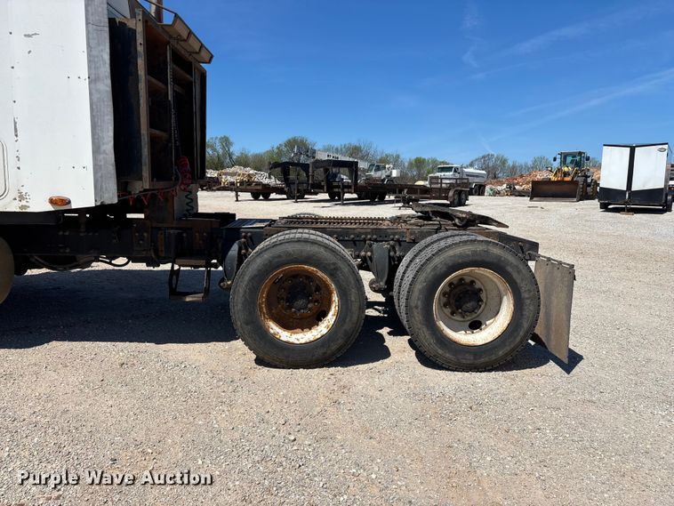 image for item FG0229 2003 Freightliner Columbia semi truck