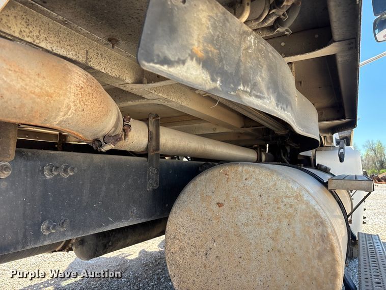 image for item FG0229 2003 Freightliner Columbia semi truck