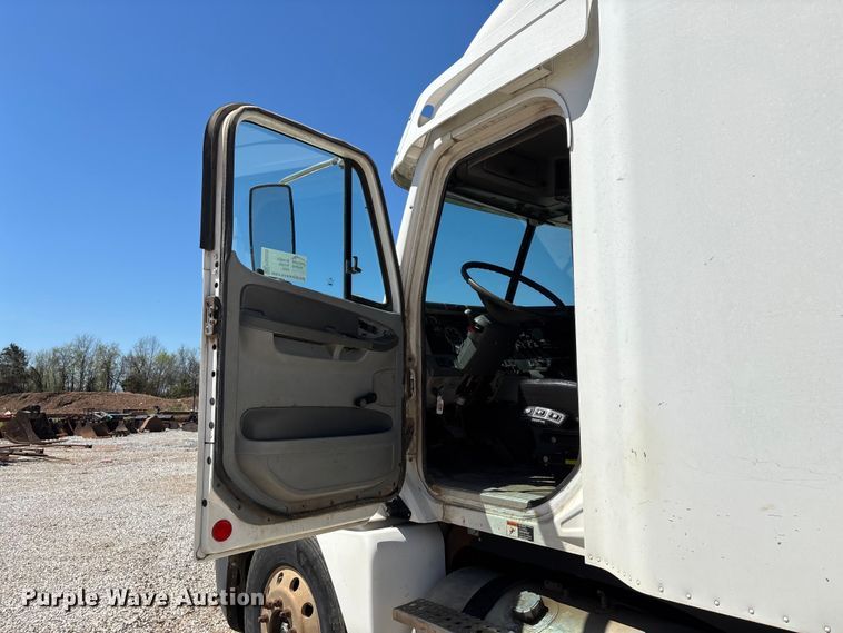 image for item FG0229 2003 Freightliner Columbia semi truck